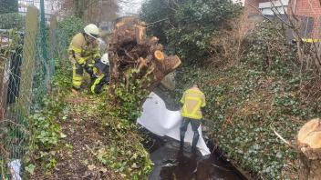 Die Feuerwehrkräfte setzen Ölsperren in das Braunwasser von Blocken.