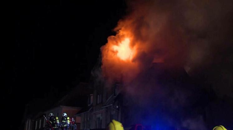 Wohnhäuser stehen in Flammen - Toter in Trümmern gefunden