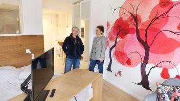 Wiebke Hansen und Anna Rokassa laden am kommenden Donnerstag ins neu gestalltete „AR Artroom“ Boardinghouse ein. 