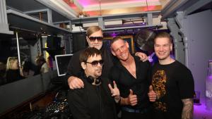 Die Disco Boys (mit Sonnenbrille) mit den Club-Inhabern Timo Jacobsen und Boy Brüggen (von rechts). 