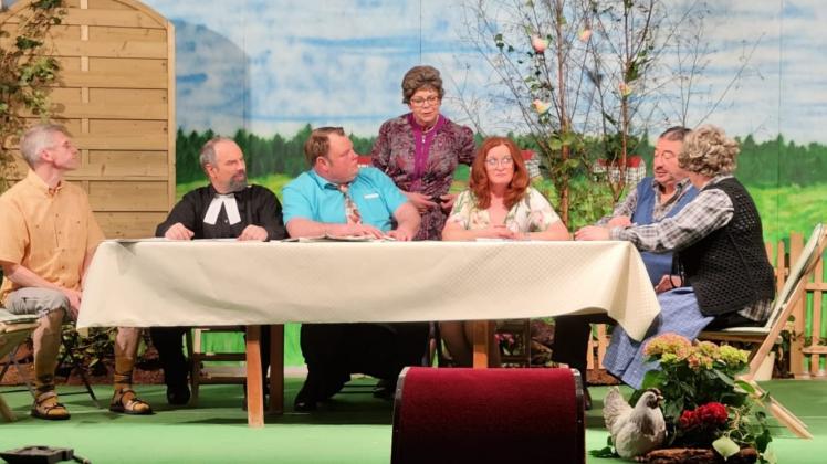 Die Theatergruppe des Heimatvereins Schmittenhöhe begeisterte bei der Premiere des Theaterstücks „Twee so Rühe und Katte“ das Publikum.