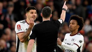 Manchester, England, 19th March 2023. Referee Chris Kavanagh gives Aleksandar Mitrovic and Willian of Fulham red cards d