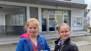 Laura Magnus (10), links, und Eva Miliskaite (9), rechts, schrieben einen Brief an Bad Rothenfeldes Bürgermeister Bürgermeister Klaus Rehkämper, um ihn zu bitten, dass die Kur-Lichtspiele erhalten bleiben.