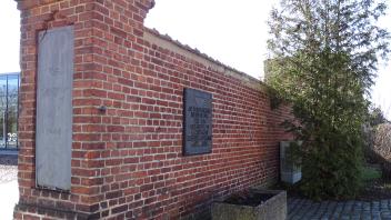 An der Berliner Straße in Oranienburg erinnern Gedenktafeln an das ehemalige Konzentrationslager.