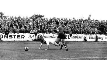 Auch dieses Foto vom Spiel des VfR Neumünster gegen Rapid Wien aus dem Juli 1963 gehört zu dem gerade digitalisierten Datensatz. Walter Erben hielt nicht nur die spannende Szene auf dem Rasen fest, sondern auch den einstigen Werbeslogan der Stadt im Stadion: „Neumünster - das lohnende Ziel zwischen Hamburg und Kiel.“