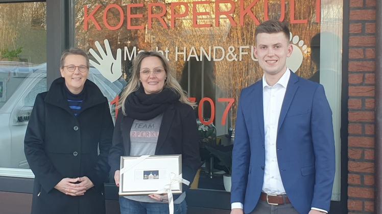 Diana Püpke (Mitte) ist mit ihrem Kosmetikstudio „Körperkult“ von Brögbern nach Holthausen biene umgezogen. Dort wurde sie von Ortsbürgermeisterin Katharina Mehring und Maximilian Nie-Hoegen von der Wirtschaftsförderung begrüßt.