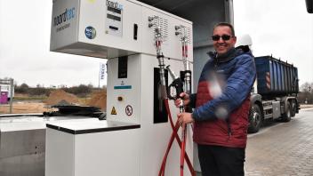 Lars-Ole Harms von den Rostocker Stadtwerken ist Betreiber der neuen Biogas-Tankstelle in Dummerstorf.