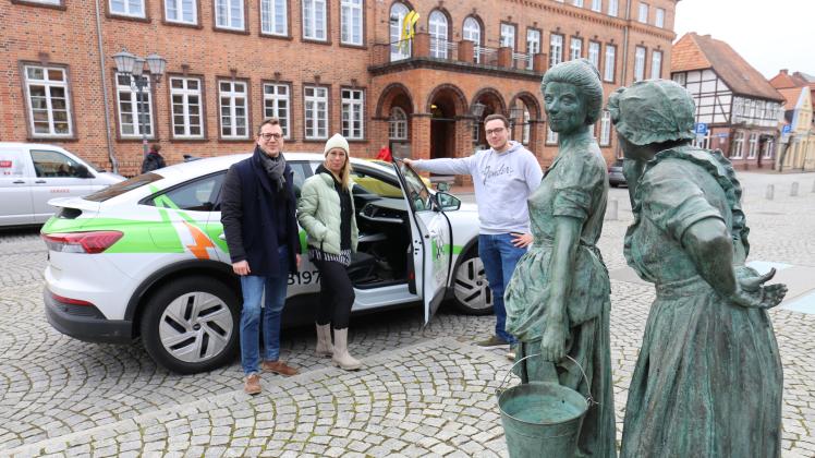 Zu Besuch auf dem Hagenower Rathausplatz: Christian Rabe und Sandra Kiel von der Bundesagentur mit dem angehenden Fahrlehrer Erik Nemitz, der noch einmal komplett neu angefangen hat.