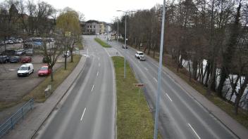 In Güstrow wird im Sommer 2023 unter anderem die Fahrbahndecke in der Blücherstraße erneuert. Deswegen kommt es zu Vollsperrungen. 