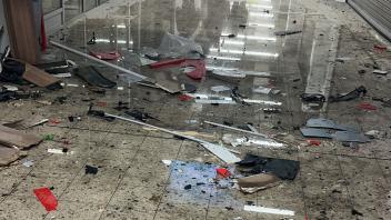 Trümmer liegen nach der Sprengung eines Geldautomaten am Montagmorgen im Ostkreuz-Center. 