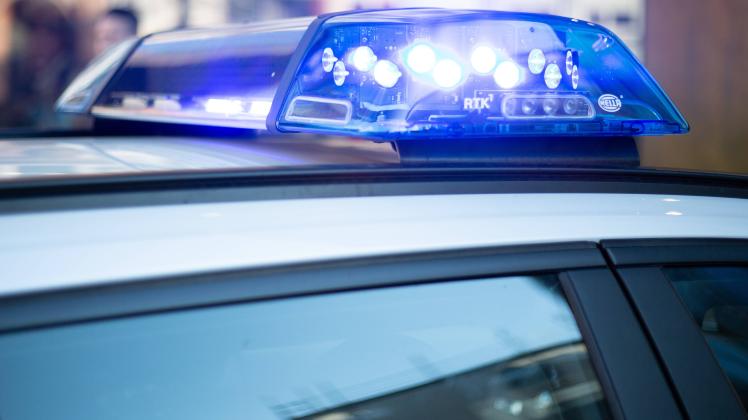 Polizeieinsatz ( Symbolbild ) Polizeiwagen mit Blaulicht im Einsatz in München. -- Police car with bluelight in operatio