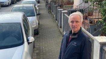 Wolfgang Köhler-Naumann gehört zu den Bremer Anwohnern, die das Falschparken auf Gehwegen beenden wollen 