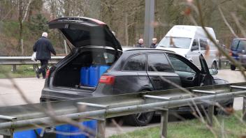 Ein mit Sprengstoff beladener Audi ist am frühen Montag auf der A29 bei Ahlhorn von der Polizei mit einem Nagelbrett gestoppt worden.
