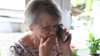 Winden Themenbild - Enkeltrick, Neffentrick, Telefontrick, Telefonbetrug, Betrug, Telefonstreich, Telefonieren Themenbil