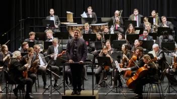 Einen herausragenden ukrainischen Klarinettisten und eine musikalische Premiere hat das Städtische Orchester Delmenhorst um Dirigent Adrian Rusnak bei seinem Frühlingskonzert im Kleinen Haus aufgeboten.
