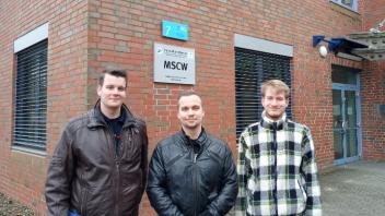 Die Nautik-Studenten Leonard Bieker, Vlad Khrapach und Finn Peter (v. l.) vor dem Maritimen Simulationszentrum. Sie gehören zu den neuen Mitgliedern des Nautischen Vereins Rostock.