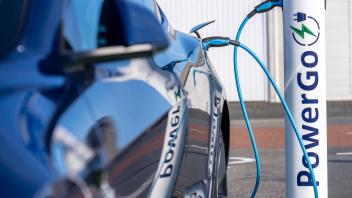 Elektro Auto Schnellladestation, des Niederländischen Anbieters PowerGo, im Fährhafen von Eemshaven, betrieben mit erneu