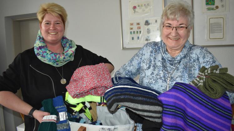 Wieder ein voller Seesack mit selbstgestrickten Sachen für die Seeleute: Seemannsdiakonin Stefanie Zernikow (l.) ist den Rostocker Strick-Feen um Karin Schimpitz dankbar. 