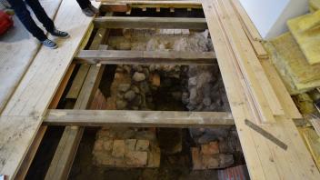 Bei archäologischen Grabungen im Schloss Meyenburg wurde ein Ofen einer Warmluftspeicherheizung gefunden.