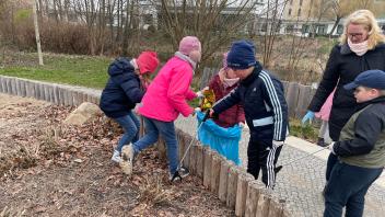 Voller Einsatz für die Umwelt: Erstklässler vom Hort der am Schlossplatz tragen im Rosengarten Müll zusammen.