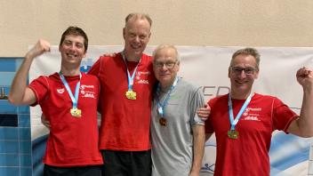 Andreas Himmelreich, Hartmut Anneken, Hartmut Lorenz und Heiko Boknecht (von links) schwammen zum Titel über 4x200-m-Brust. 