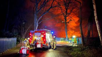 Feuerschein und starke Rauchentwicklung: Am Dienstagabend brannte es auf dem Kleingartengelände an der Birkenhöhe in Wentorf.