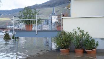 Ein Haus ist bis zum Balkon überflutet