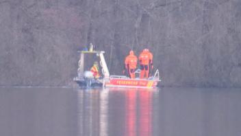 Tagelang suchten Polizei und Feuerwehr am und auf dem Bordesholmer See nach einem vermissten Mann. Jetzt wurde er tot im Wasser gefunden.