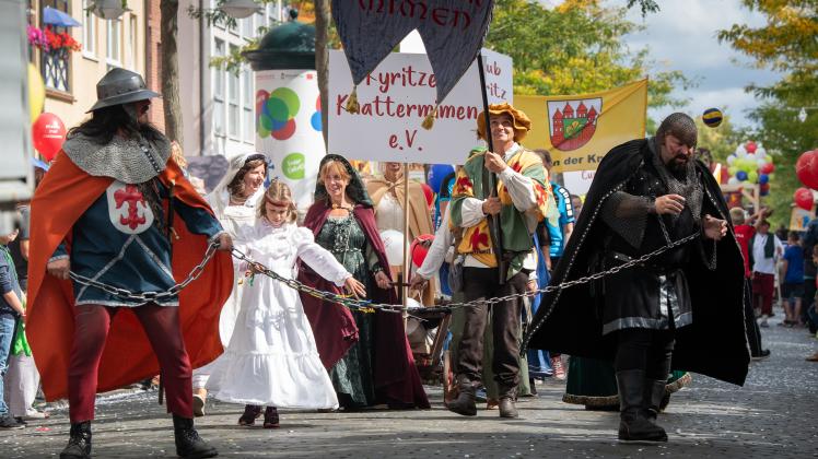 Der große Festzug - hier ein Foto vom Landesfest 2018 in Wittenberge - soll auch in Perleberg einer der Höhepunkte werden.
