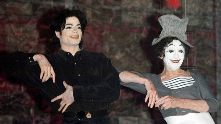 Sänger Michael Jackson li USA und Pantomime Marcel Marceau FRA während der Proben zu einem gem
