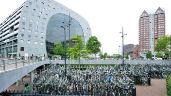 Niederlande, Rotterdam. Holland macht es vor: Fahrradstellplatz. *** Netherlands, Rotterdam Holland makes it before bicy
