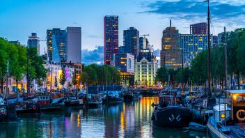 Innenstadt von Rotterdam, Oudehaven, historischer Hafen, Das weiße Haus, historisches Bürohaus, historische Schiffe, mod