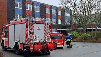 Feuerwehrfahrzeuge stehen am 22.3.2023 vor der BAW Südtondern in Niebüll, wo in einer Küche Essen angebrannt war.