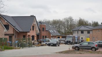 Die Gebäude stehen, nun geht es für viele Neubürger an der Groot Weid in Seeth-Ekholt nur noch um Auffahrten und Gärten.