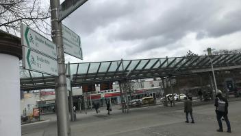 Radfahrer vermissen neben einer klaren Wegführung am Delmenhorster Bahnhof selbst ein Hinweisschild nach Bremen.