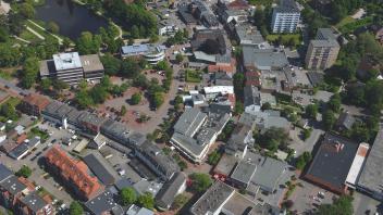 Die Uetersener City aus der Vogelperspektive. Schön sieht es aus. Doch es gibt auch Mängel. Positiv ausgedrückt sind das Handlungsempfehlungen, die aus einer Studie hervorgehen. Diese wird demnächst vorgestellt. shz.de hat sich schon jetzt mit Bürgern unterhalten.