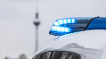 Polizei im Einsatz, Ein Streifenwagen der Berliner Polizei mit Blaulicht im Einsatz an der Frankfurter Allee Berlin Berl