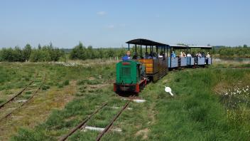 Torfbahn mit drei Loren, Fahrgäste, Quickborner Himmelmoor, Lokführerin Franzi Zelck
