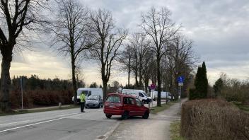 Kaum war die Vollsperrung an der Kieler Straße eingerichtet worden, umkurvten viele Autofahrer bereits die Absperrung und fuhren in die Baustelle. Für die Arbeiter vor Ort kam es zu gefährlichen Situationen.