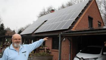 Solarenergieexperte Helmuth Lehmann hat drei Photovoltaikanlagen im Haus. Unter anderem verwendete er den gewonnen Strom zum Tanken des E-Autos.