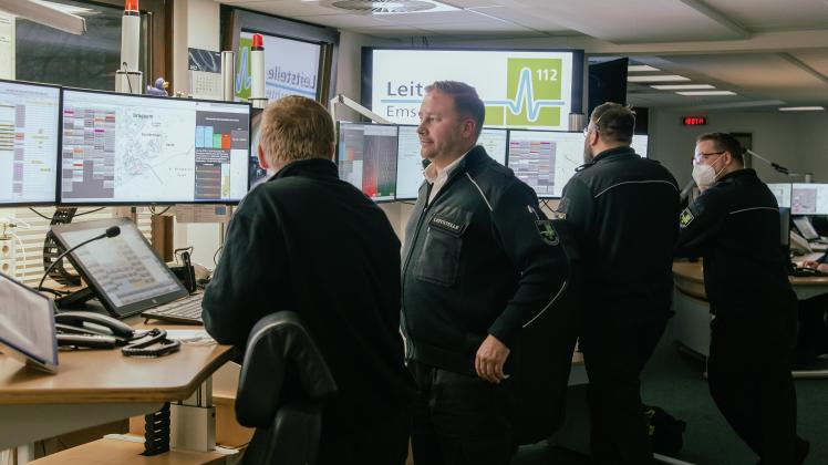 Blick in die Leitstelle Ems-Vechte in Meppen im Jahr 2022. Wo der Neubau für die gemeinsame Einrichtung des Emslandes und der Grafschaft entsteht, ist aber wieder offen.