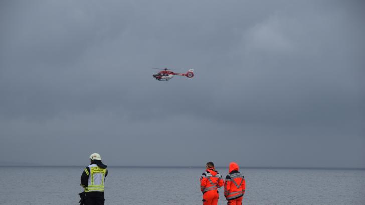 Rettungskräfte haben seit Dienstagnachmittag am Südstrand nach der vermissten Eckernförderin gesucht.