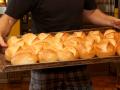 Die Bäcker (Bäcker) haben mit den hohen Energiepreisen zu kaempfen (kämpfen). Frisch gebacken Broetchen (Brötchen) auf e