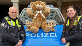 Polizeihauptkommissar Steffen Deußfeld und Polizeioberkommissarin Daniela Lange / Foto: Polizeiinspektion Rostock