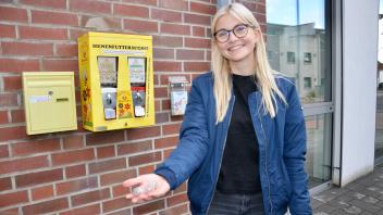 Initiatorin Pauline Lorenzen bestückt und betreut den Bienenfutter automaten täglich, der vor zwei Jahren am Rathaus in Kropp installiert wurde.