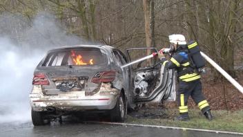 Auf der B 214 in Gehrde fuhr ein Auto gegen einen Baum und brannte aus.