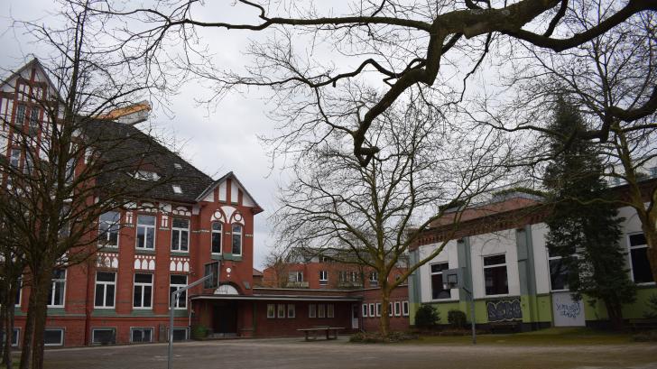 Der Schulhof der Außenstelle der Johannes-Brahms-Schule an der Lindenstraße  für die Öffentlichkeit bis 22 Uhr freigegeben werden. Das hat die Politik beschlossen.