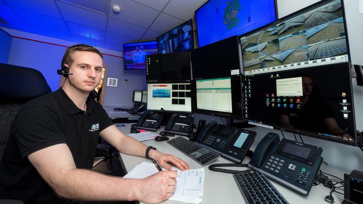 Hannes Dimse arbeitet als Schichtleiter in der Alarmempfangsstelle des Rostocker Sicherheitsdienstes ABS.