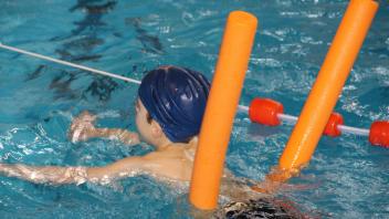Junge im Wasser