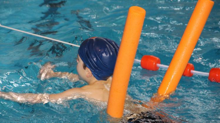 Junge im Wasser